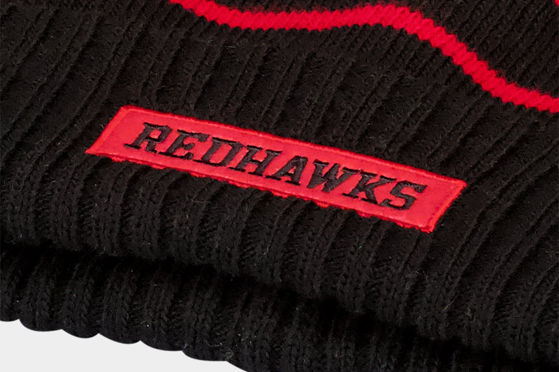 Stickad mössa svart röd Redhawks